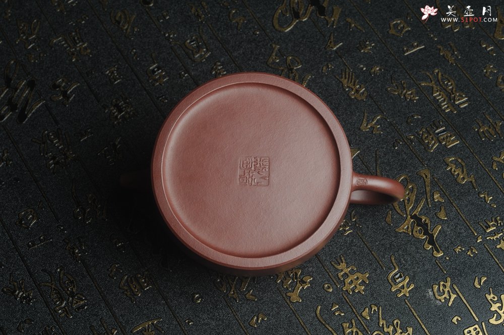 紫砂壶图片：油润底曹青 全手工半月 装饰梅花 特文气 - 美壶网