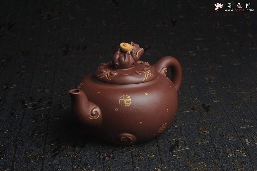 紫砂壶图片：美壶年底特惠 精工好泥福气金猪套壶 一壶二杯 出水如柱 高档包装 送礼佳品 - 美壶网