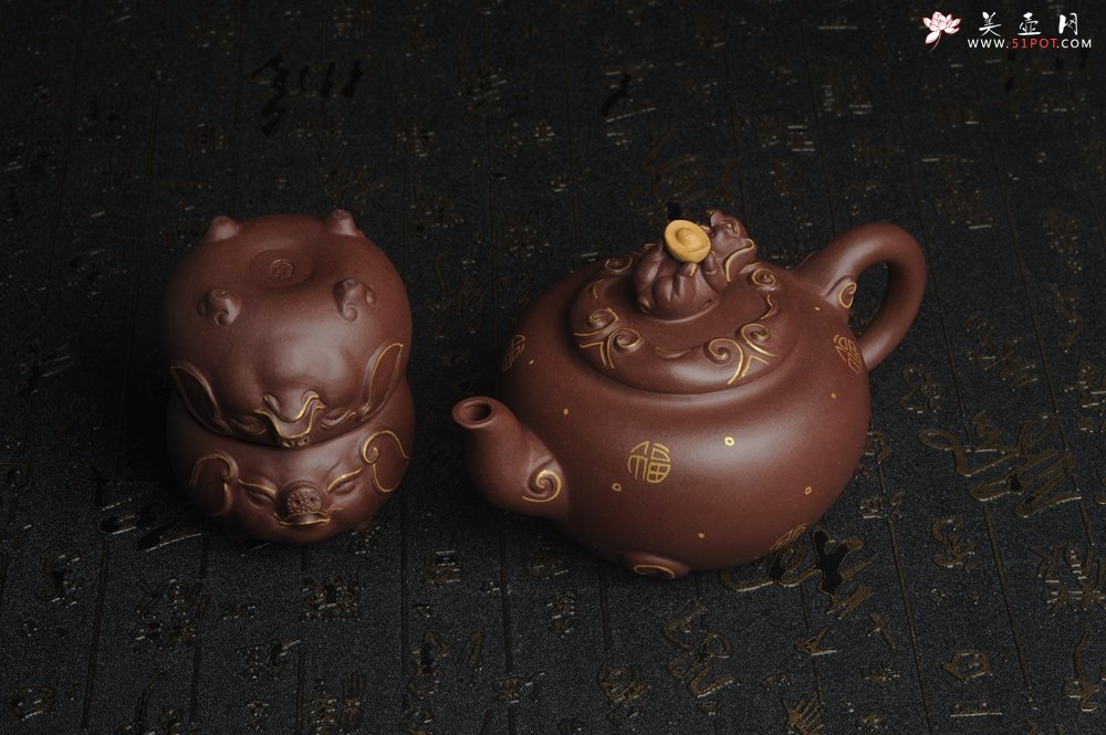 紫砂壶图片：美壶年底特惠 精工好泥福气金猪套壶 一壶二杯 出水如柱 高档包装 送礼佳品 - 美壶网