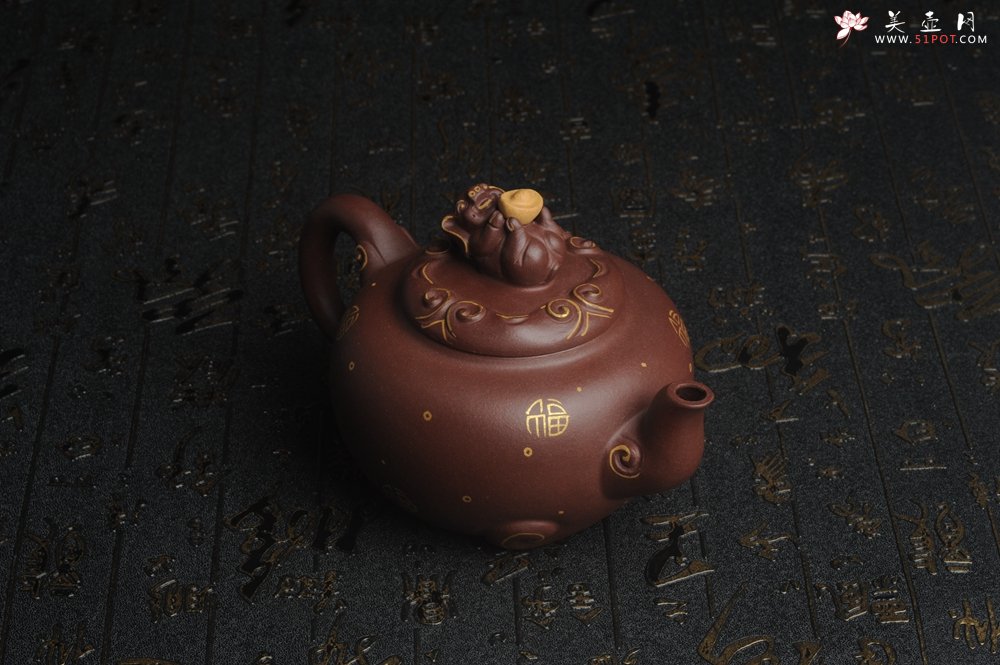 紫砂壶图片：美壶年底特惠 精工好泥福气金猪套壶 一壶二杯 出水如柱 高档包装 送礼佳品 - 美壶网