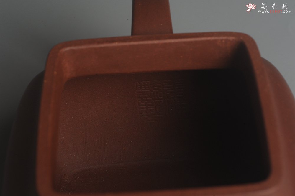 紫砂壶图片：实力派张海艳全手工原创特好底曹青四方纳福壶 线面挺括 大气 做工特好 - 美壶网