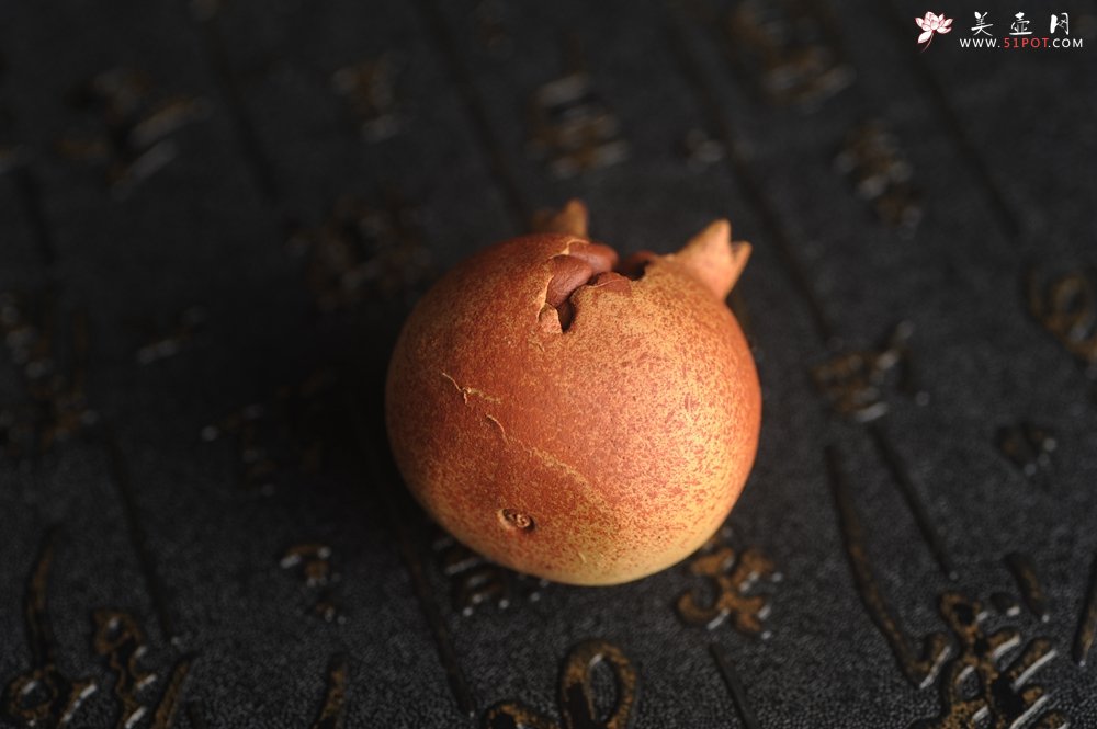 紫砂壶图片：美宠特惠 精致石榴紫砂茶宠 多子多福 直径4cm左右 - 美壶网