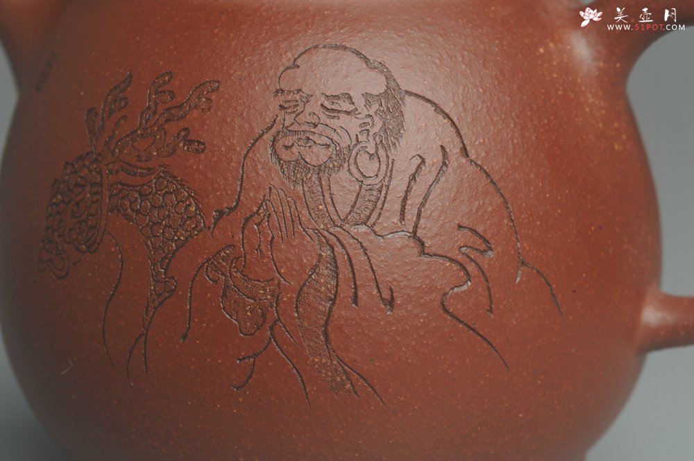 紫砂壶图片：美壶特惠 助工精工降坡泥三足牛盖壶 装饰人物特文气 - 美壶网