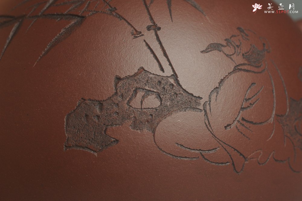 紫砂壶图片：美壶特惠 精致紫泥西施茶壶 精刻赏竹图 茶人醉爱 - 美壶网