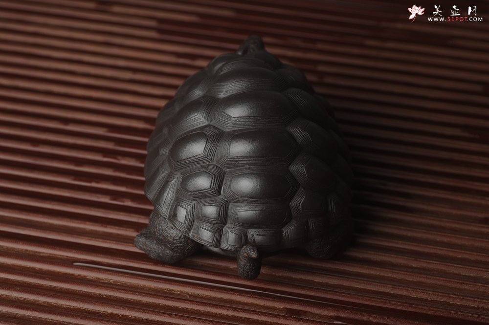 紫砂壶图片：美宠中秋特惠 精致黑料忍者寿龟 长14cm宽9.5cm高7cm - 美壶网