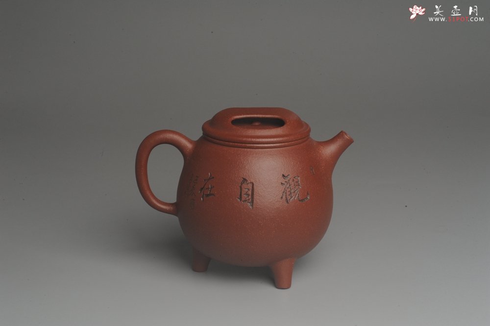 紫砂壶图片：美壶特惠 助工精工降坡泥三足牛盖壶 装饰人物特文气 - 美壶网