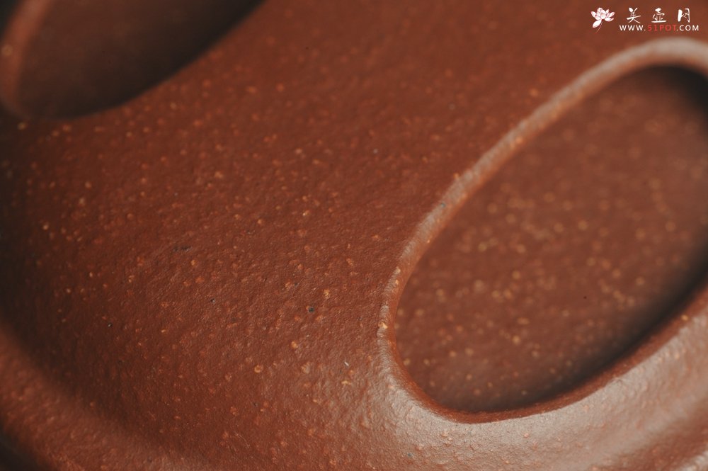 紫砂壶图片：美壶特惠 助工精工降坡泥三足牛盖壶 装饰人物特文气 - 美壶网