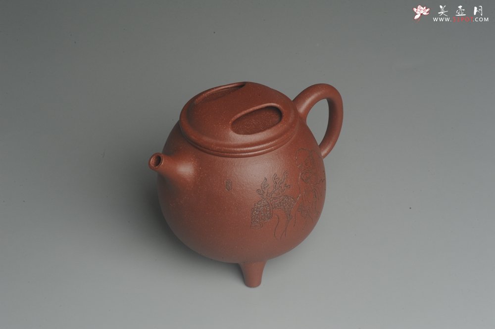 紫砂壶图片：美壶特惠 助工精工降坡泥三足牛盖壶 装饰人物特文气 - 美壶网