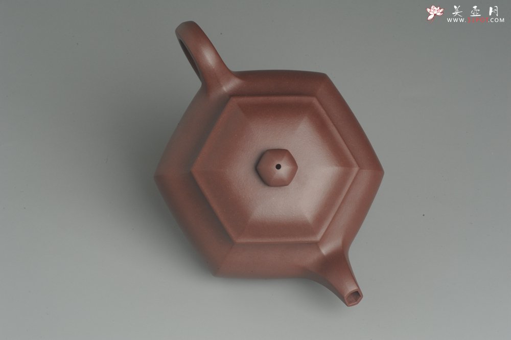紫砂壶图片：实力派张海艳全手工精工油润底曹青六方仿古壶 气势磅礴 线面挺括平正 - 美壶网