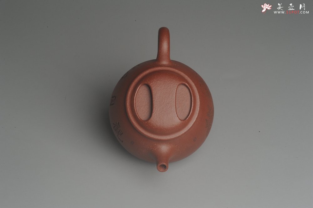 紫砂壶图片：美壶特惠 助工精工降坡泥三足牛盖壶 装饰人物特文气 - 美壶网