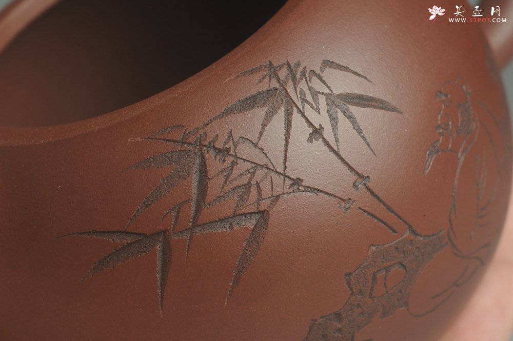 紫砂壶图片：美壶特惠 精致紫泥西施茶壶 精刻赏竹图 茶人醉爱 - 美壶网