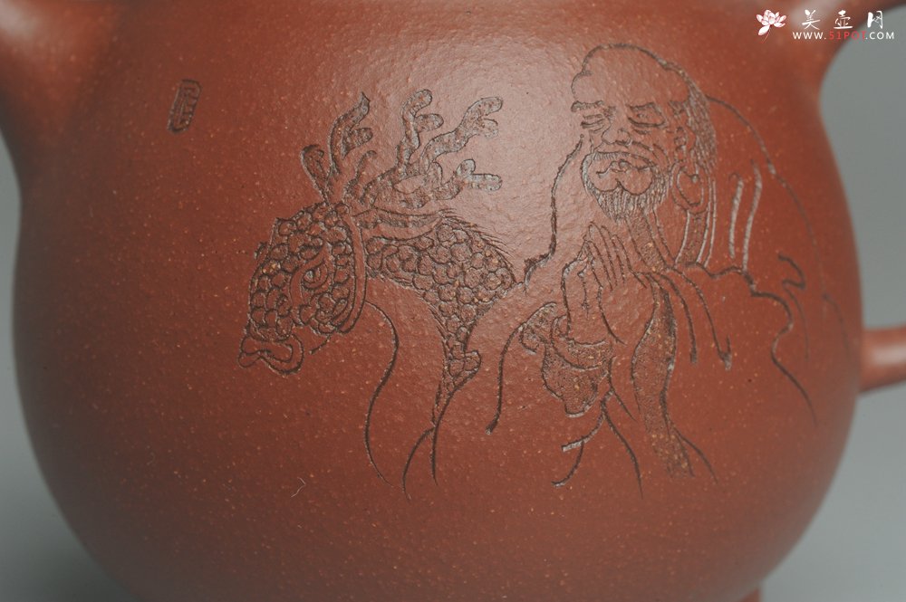 紫砂壶图片：美壶特惠 助工精工降坡泥三足牛盖壶 装饰人物特文气 - 美壶网