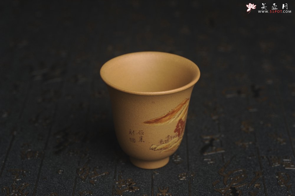 紫砂壶图片：美杯国庆特惠 精品好泥好工好刻雅致泥绘山水主人杯 茶人醉爱 - 美壶网