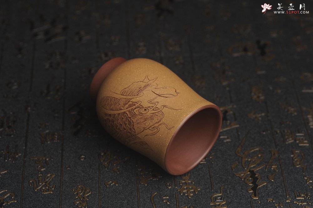 紫砂壶图片：美杯特惠 精品好泥好工好刻雅致特厚实鱼跃主人杯二式 茶人醉爱 - 美壶网