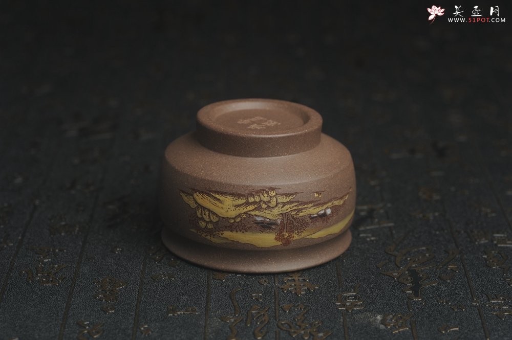 紫砂壶图片：美杯国庆特惠 精品好泥好工好刻雅致厚实泥绘山水主人杯 茶人醉爱 - 美壶网