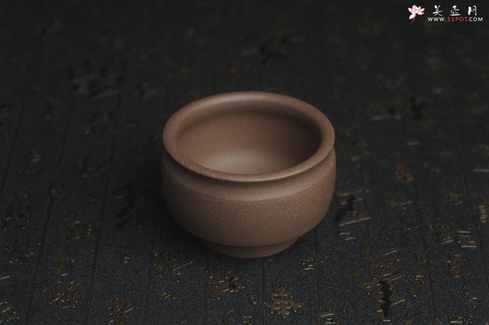 紫砂壶图片：美杯国庆特惠 精品好泥好工好刻雅致厚实泥绘山水主人杯 茶人醉爱 - 美壶网