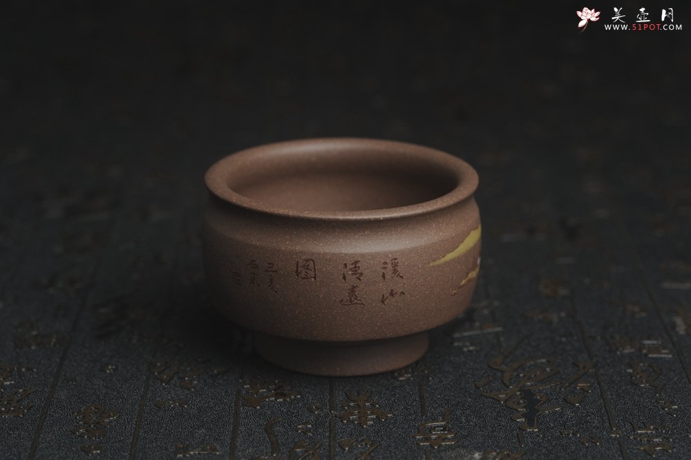 紫砂壶图片：美杯国庆特惠 精品好泥好工好刻雅致厚实泥绘山水主人杯 茶人醉爱 - 美壶网