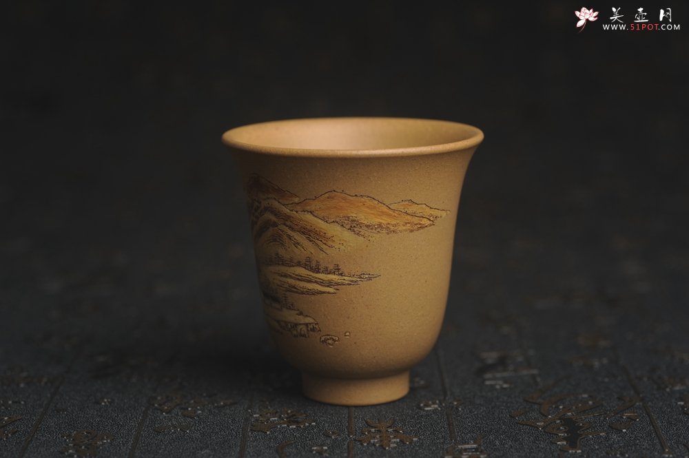 紫砂壶图片：美杯国庆特惠 精品好泥好工好刻雅致泥绘山水主人杯 茶人醉爱 - 美壶网
