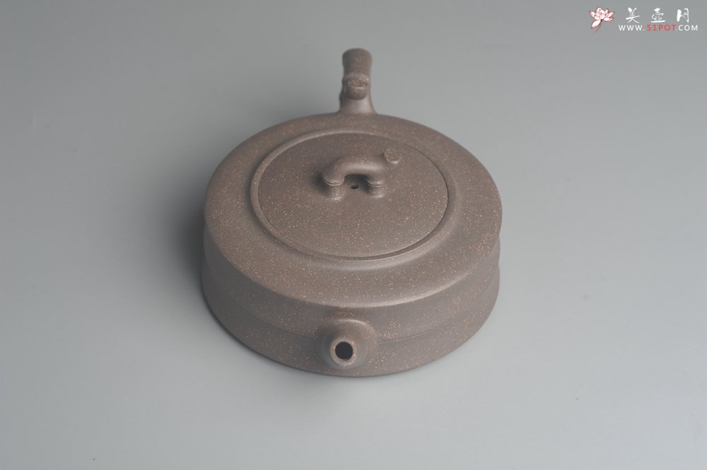 紫砂壶图片：美壶特惠 精致青灰段竹扁套壶 一壶（280ml）二杯（每个100ml） - 美壶网