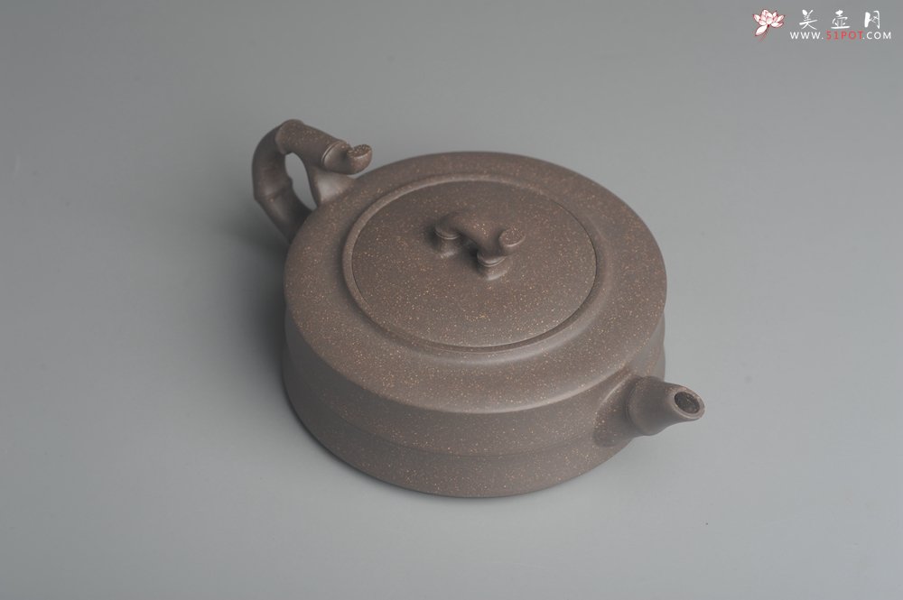 紫砂壶图片：美壶特惠 精致青灰段竹扁套壶 一壶（280ml）二杯（每个100ml） - 美壶网