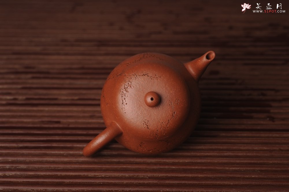 紫砂壶图片：潜力股周小培原创全手工缘德壶 通转梅花 特文气 - 美壶网