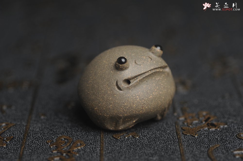 紫砂壶图片：美宠特惠 超可爱的精工青段萌蛤蟆紫砂茶宠摆件 长3.5cm宽4cm高3cm - 美壶网