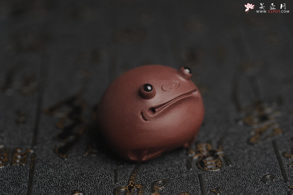 紫砂壶图片：美宠特惠 超可爱的精工紫泥萌蛤蟆紫砂茶宠摆件 长3.5cm宽4cm高3cm - 美壶网