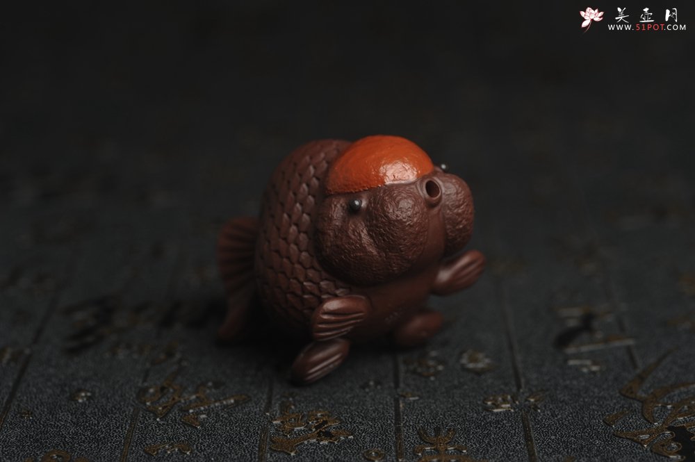 紫砂壶图片：美宠特惠 精致鸿运当头 金鱼紫砂茶宠摆件 长7.3cm宽5cm高5cm - 美壶网