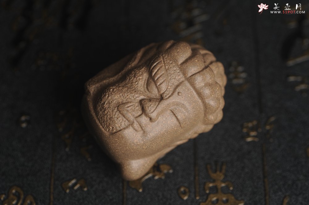 紫砂壶图片：美宠特惠 回馈壶友 精致青段泥是佛是魔 一念之间 手把件茶宠高5.8cm宽4.5cm左右 - 美壶网