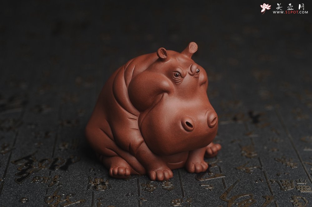 紫砂壶图片：美宠特惠 精品优质紫泥财大气粗 河马 紫砂茶宠摆件 长11cm宽8cm高8cm - 美壶网