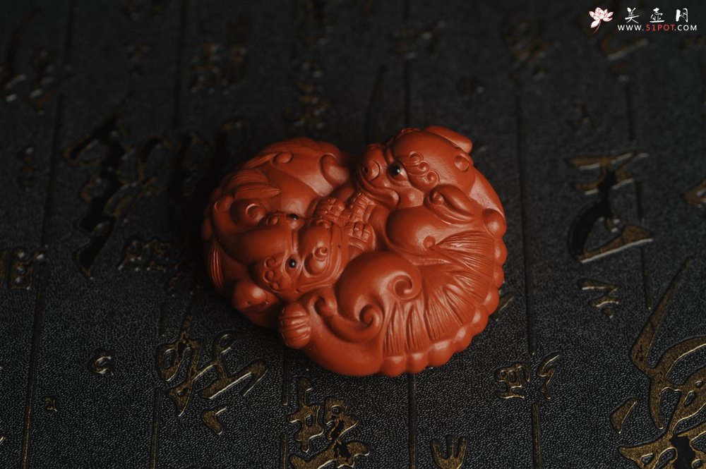 紫砂壶图片：美宠特惠 精致大红袍朱泥镇宅对狮子紫砂茶宠摆件 长6.5cm宽5.5cm高3.5cm - 美壶网