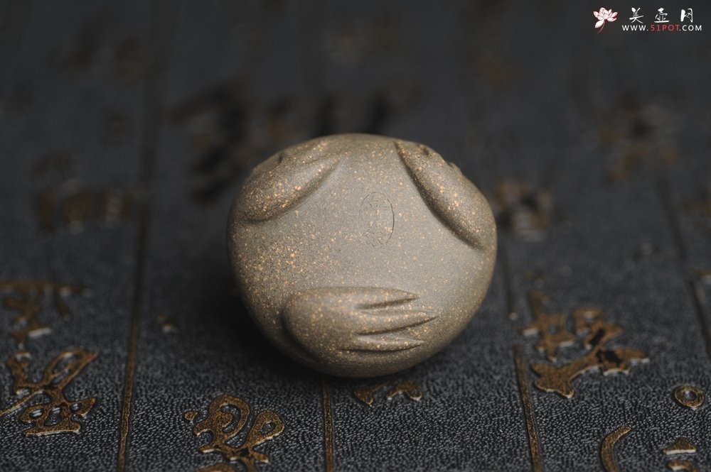 紫砂壶图片：美宠特惠 超可爱的精工青段萌蛤蟆紫砂茶宠摆件 长3.5cm宽4cm高3cm - 美壶网
