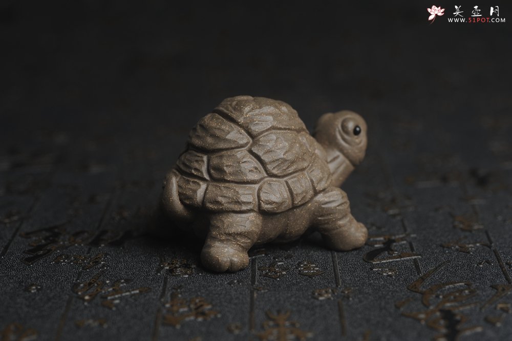 紫砂壶图片：美宠特惠精致青段石敢当 镇宅龟茶宠摆件长8cm宽6cm高4.5cm - 美壶网