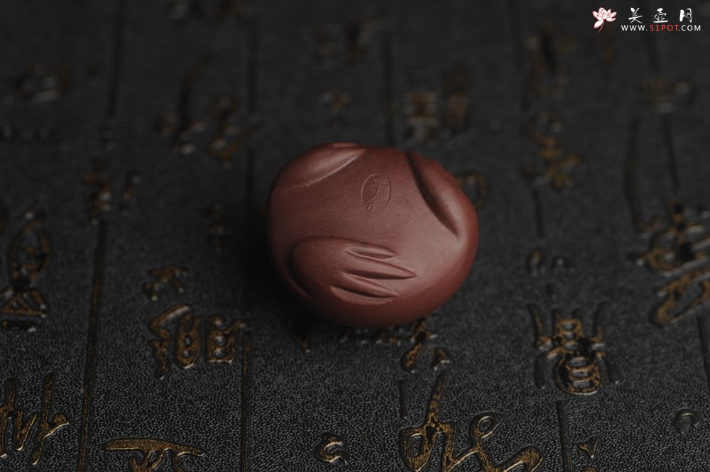 紫砂壶图片：美宠特惠 超可爱的精工紫泥萌蛤蟆紫砂茶宠摆件 长3.5cm宽4cm高3cm - 美壶网