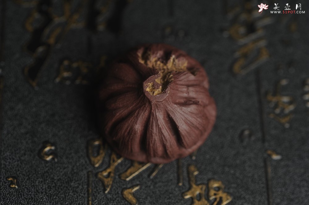 紫砂壶图片：美宠特惠 精致迷你紫泥小莲蓬茶宠摆件 莲子可动有趣 直径3.8cm高2.8cm左右 - 美壶网