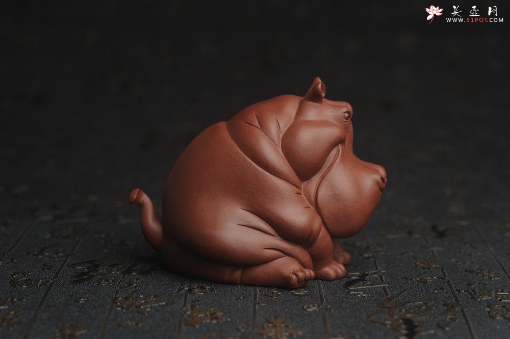 紫砂壶图片：美宠特惠 精品优质紫泥财大气粗 河马 紫砂茶宠摆件 长11cm宽8cm高8cm - 美壶网