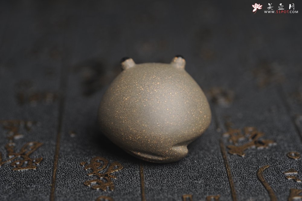 紫砂壶图片：美宠特惠 超可爱的精工青段萌蛤蟆紫砂茶宠摆件 长3.5cm宽4cm高3cm - 美壶网