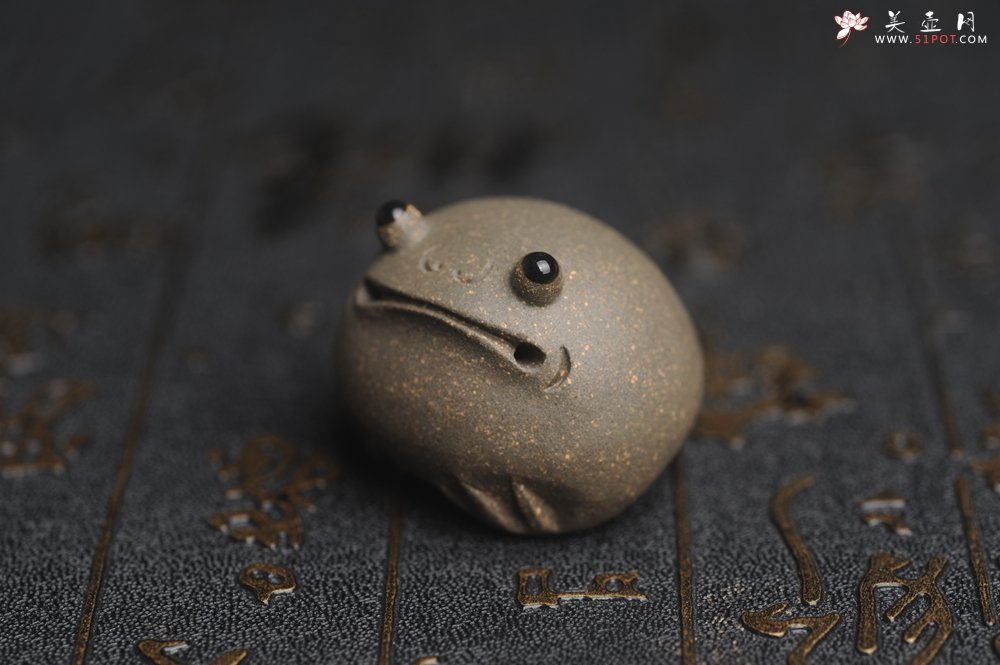 紫砂壶图片：美宠特惠 超可爱的精工青段萌蛤蟆紫砂茶宠摆件 长3.5cm宽4cm高3cm - 美壶网