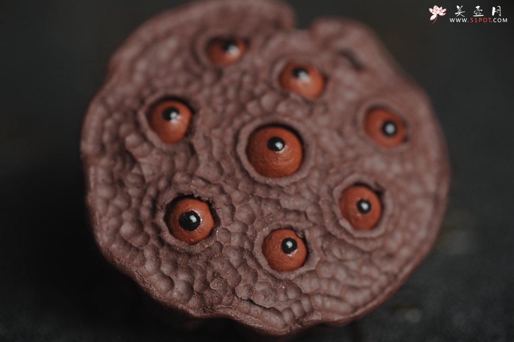 紫砂壶图片：美宠特惠 精致迷你紫泥小莲蓬茶宠摆件 莲子可动有趣 直径3.8cm高2.8cm左右 - 美壶网