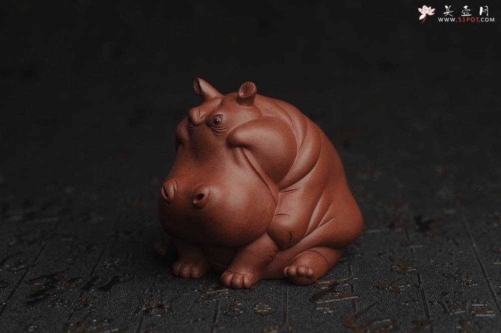 紫砂壶图片：美宠特惠 精品优质紫泥财大气粗 河马 紫砂茶宠摆件 长11cm宽8cm高8cm - 美壶网