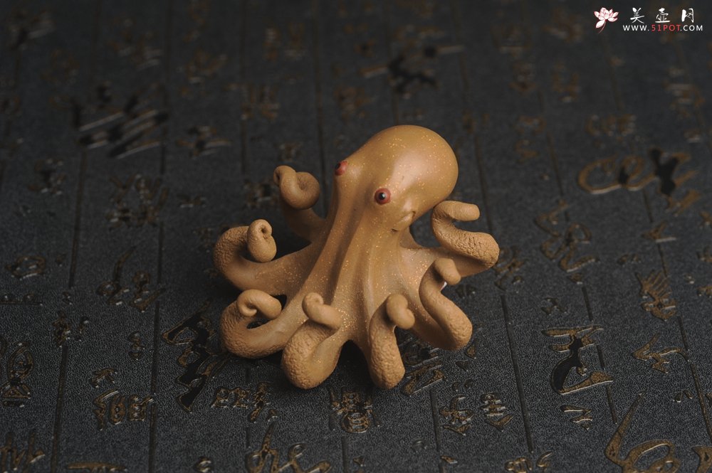 紫砂壶图片：美宠特惠 精致大号八爪鱼紫砂茶宠 直径8.5cm高5cm左右 寓意八方来财 - 美壶网