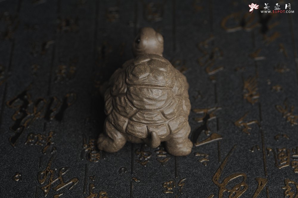 紫砂壶图片：美宠特惠精致青段石敢当 镇宅龟茶宠摆件长8cm宽6cm高4.5cm - 美壶网