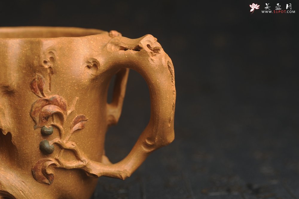 紫砂壶图片：美杯精品特惠 实力演绎全手工老黄段泥松鼠杯 松鼠灵动 贴叶生动 不失为一把好杯 - 美壶网