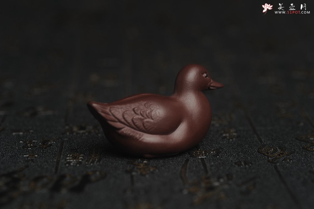 紫砂壶图片：美宠特惠 超精工特好紫泥呆萌小鸭茶宠摆件 长6宽2.5高3cm - 美壶网