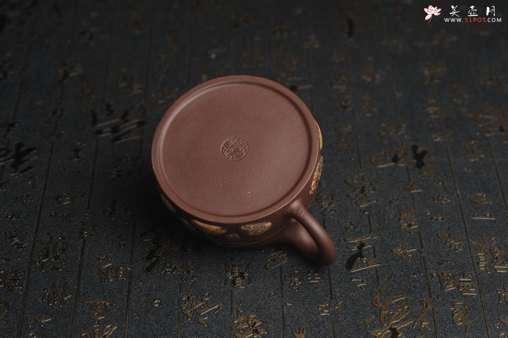 紫砂壶图片：美壶特惠 沈老师年末精工老紫泥冰纹 绞泥紫砂雨花石 井栏套壶 一壶200cc 二杯（每杯88cc） - 美壶网