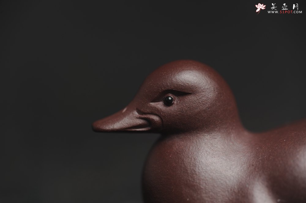 紫砂壶图片：美宠特惠 超精工特好紫泥呆萌小鸭茶宠摆件 长6宽2.5高3cm - 美壶网