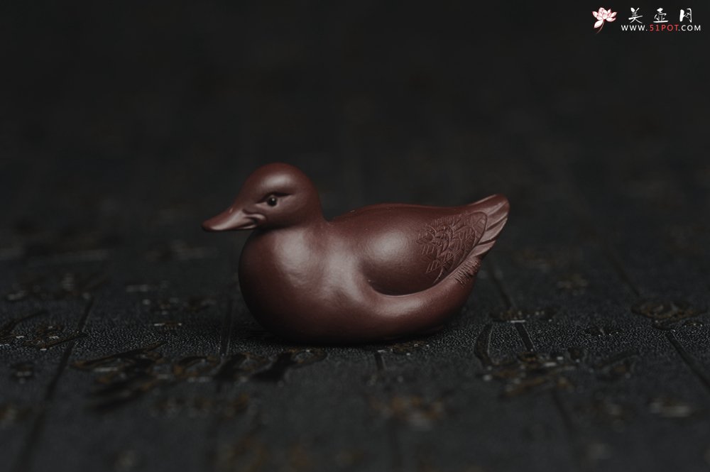 紫砂壶图片：美宠特惠 超精工特好紫泥呆萌小鸭茶宠摆件 长6宽2.5高3cm - 美壶网