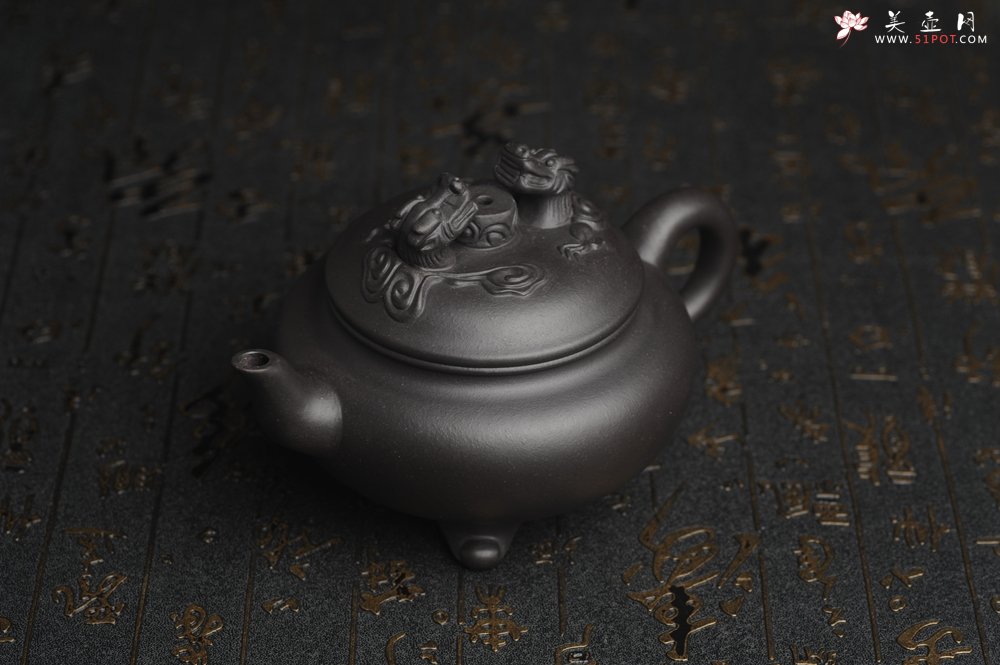 紫砂壶图片：美壶年底特惠 精致优质黑料双龙祥云壶 - 美壶网