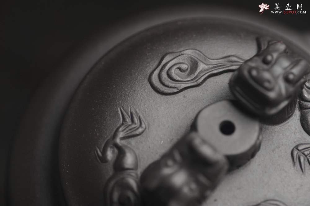 紫砂壶图片：美壶年底特惠 精致优质黑料双龙祥云壶 - 美壶网