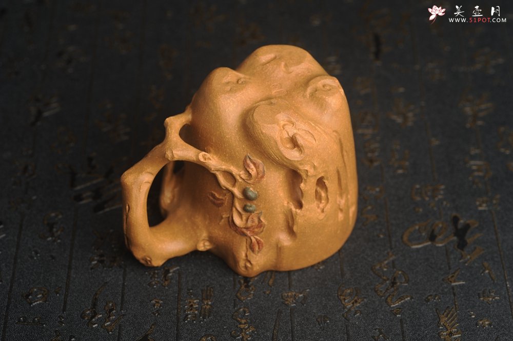 紫砂壶图片：美杯精品特惠 实力演绎全手工老黄段泥松鼠杯 松鼠灵动 贴叶生动 不失为一把好杯 - 美壶网